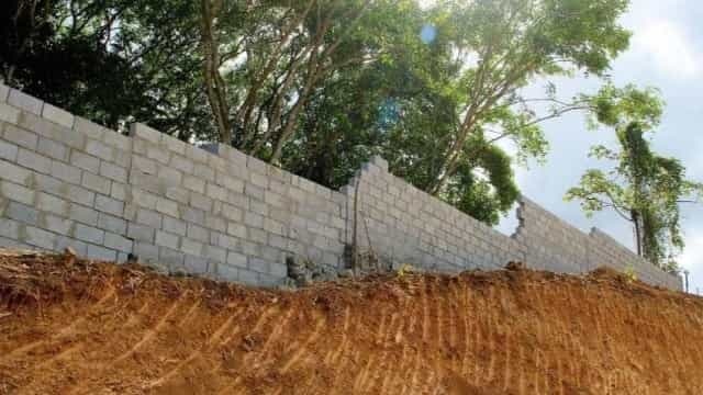 Menina De Anos Esmagada Por Muro De Concreto No Recife