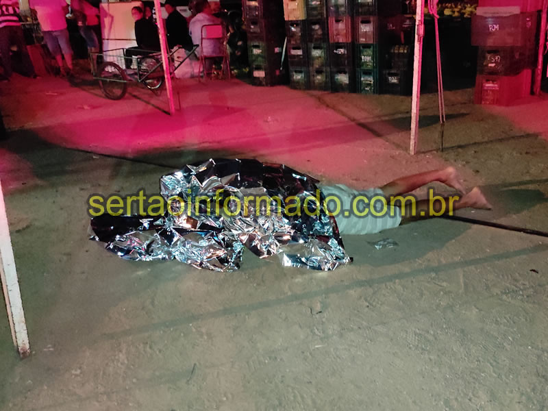 VÍDEO: Ex-presidiário é morto com pauladas e facadas em feira livre na cidade de Sousa