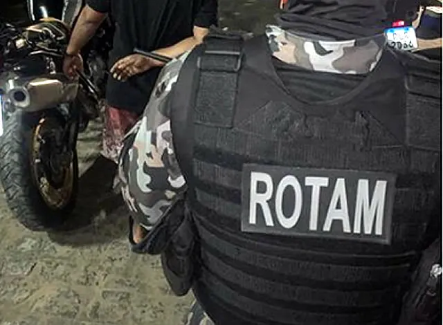 Homem é preso após fugir de blitz e tentar ferir policiais com punhal em Sousa