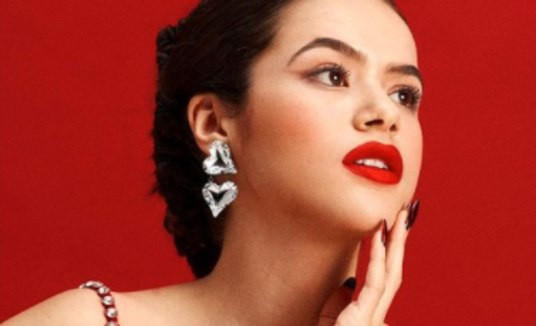 Maisa completa 19 anos e posta ensaio com look vermelho