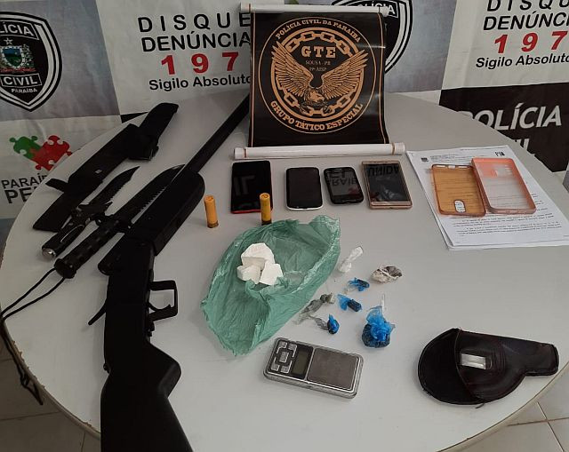Polícia Civil cumpre mandado de busca e apreensão e apreende arma, drogas, munições e outros objetos em Sousa