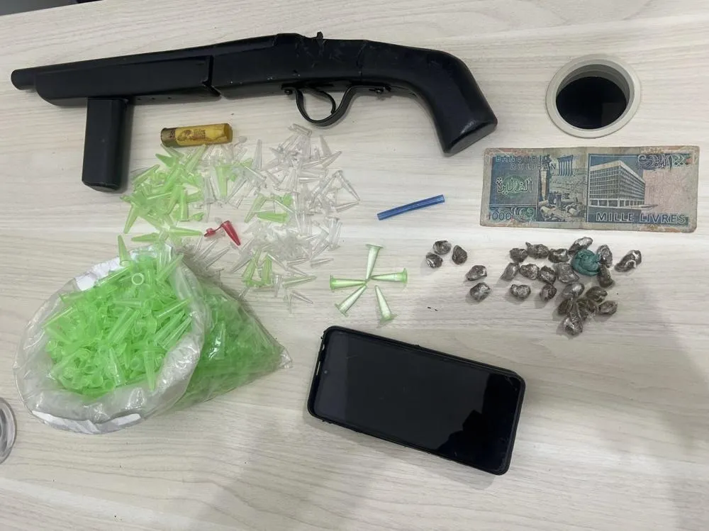 Polícia Militar apreende arma e drogas dentro de residência na zona rural de Cajazeiras