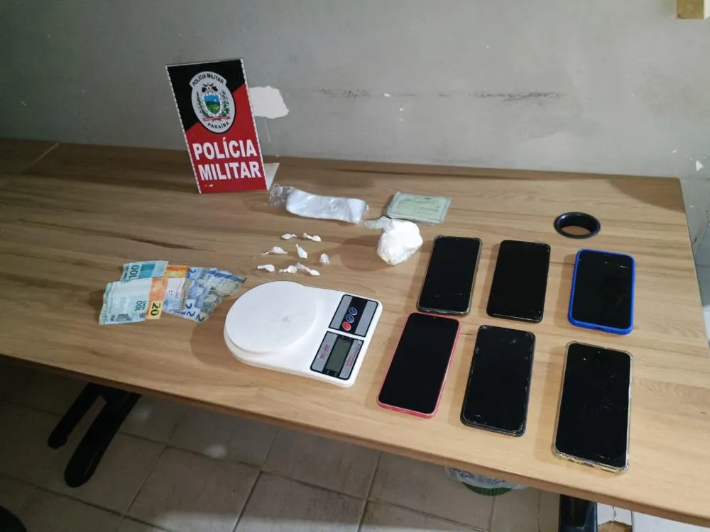 Suspeito de tráfico é preso com cocaína e balança de precisão em São Francisco