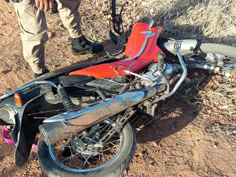 Moto furtada em São João do Rio do Peixe é localizada abandonada na BR-405, em Uiraúna