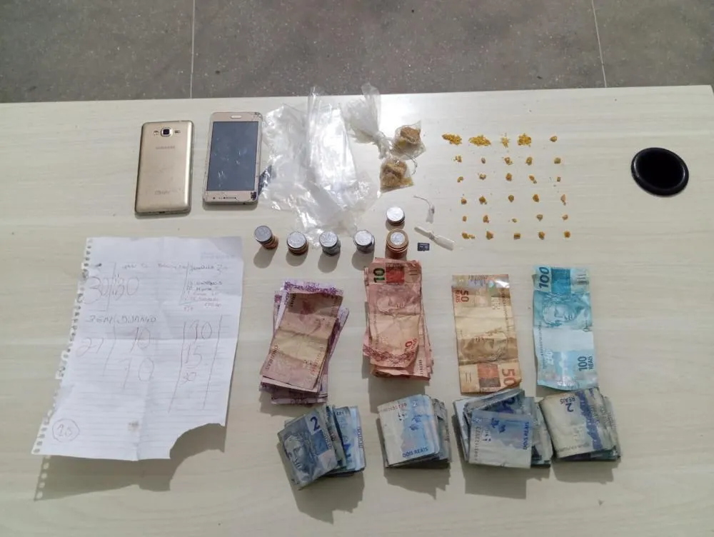 Polícia Militar prende homens e desarticula ponto de tráfico de drogas em Cajazeiras