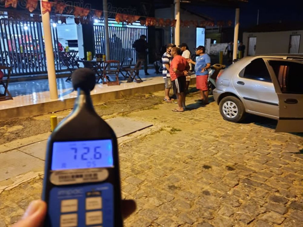 VÍDEO: Polícia Militar interrompe descumprimento de Decreto Estadual e intervém poluição sonora em estabelecimento comercial em Marizópolis