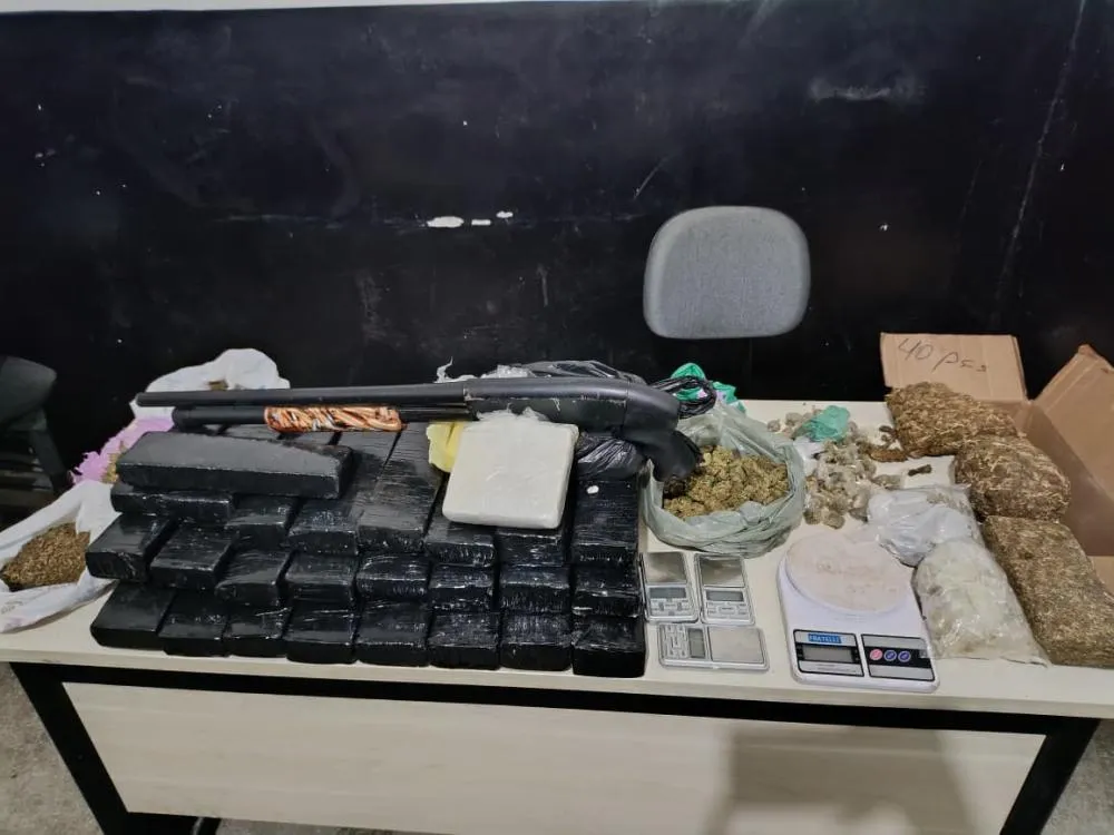 ROTAM apreende grande quantidade de drogas e arma em Cajazeiras