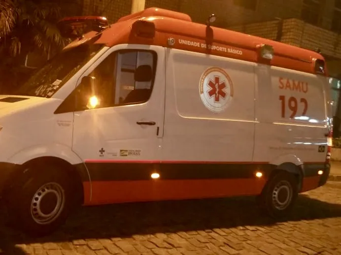 Colisão entre carro e moto deixa condutor ferido com fratura em Sousa