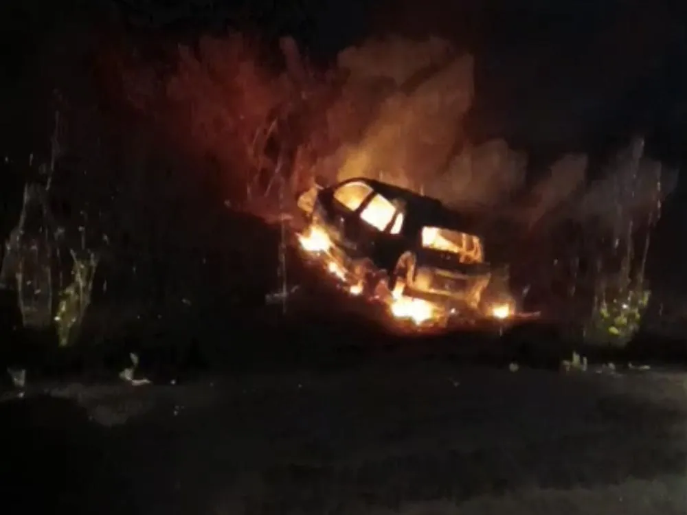 Carro envolvido em acidente fatal na PB-391 é incendiado em Sousa