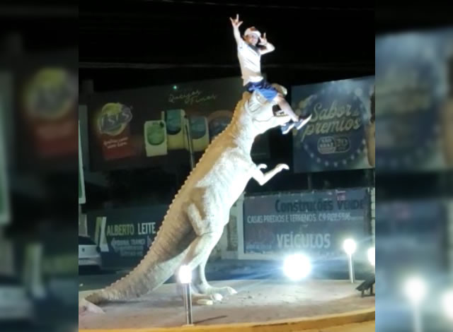 VÍDEO: Jovem escala e cai de replica de dinossauro em Sousa; caso deverá ser investigado pela polícia