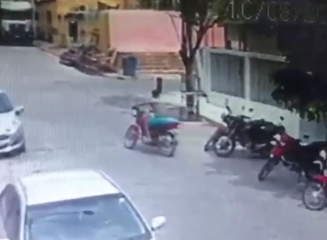 VÍDEO: Motocicleta é furtada por desconhecido na cidade de Pombal