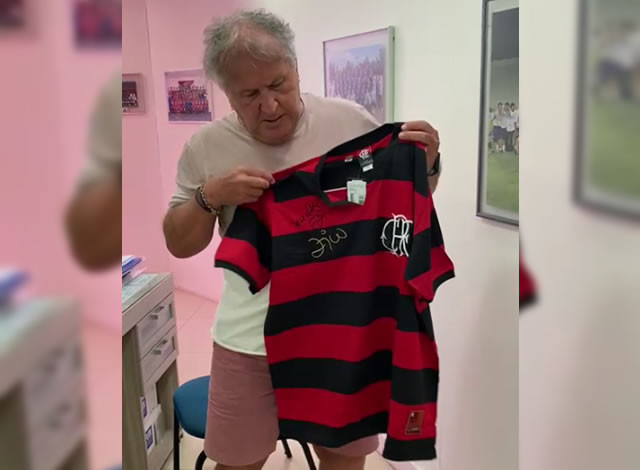 VÍDEOS: Embaixada Fla Sousa realiza leilão beneficente com camisa autografada por Zico; confira!