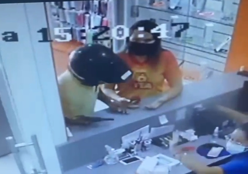 VÍDEO: Dupla armada pratica roubo em estabelecimento comercial no Centro de Sousa