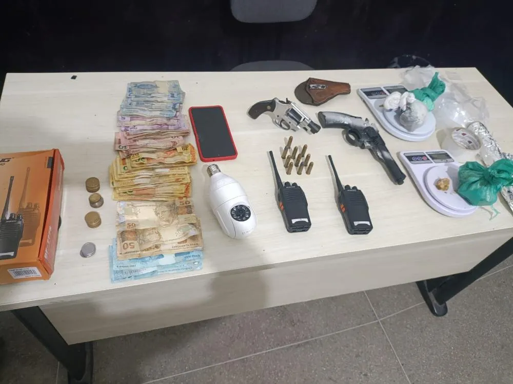 Mulher é presa por tráfico de drogas com arma de fogo no centro de São João do Rio do Peixe