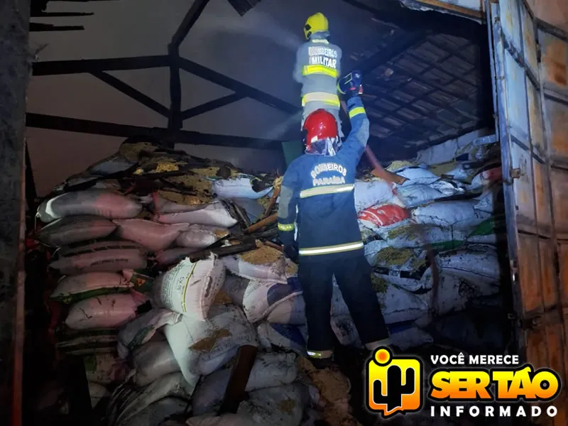 Corpo de Bombeiros é acionado para conter incêndio em depósito de arroz, em Sousa