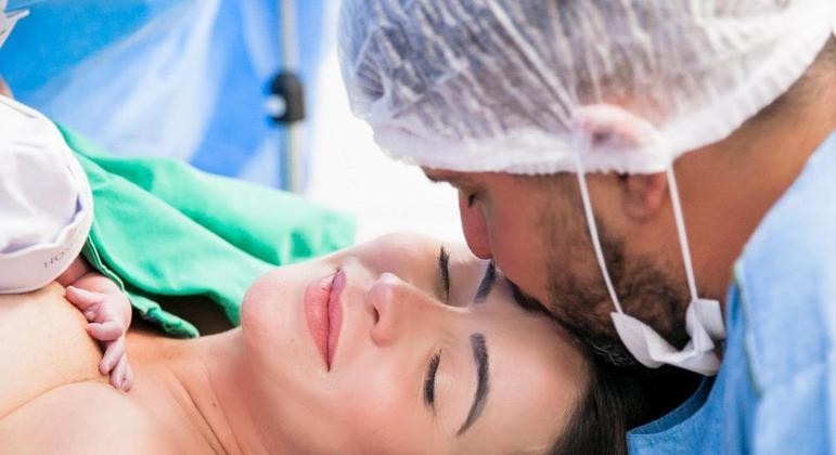 Jorge, dupla de Mateus, anuncia nascimento da filha com Rachel