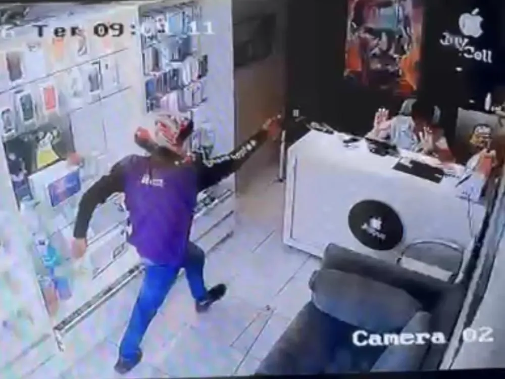 Loja de celulares é alvo de assalto a mão armada em Sousa; PM age rápido e prende um dos assaltantes