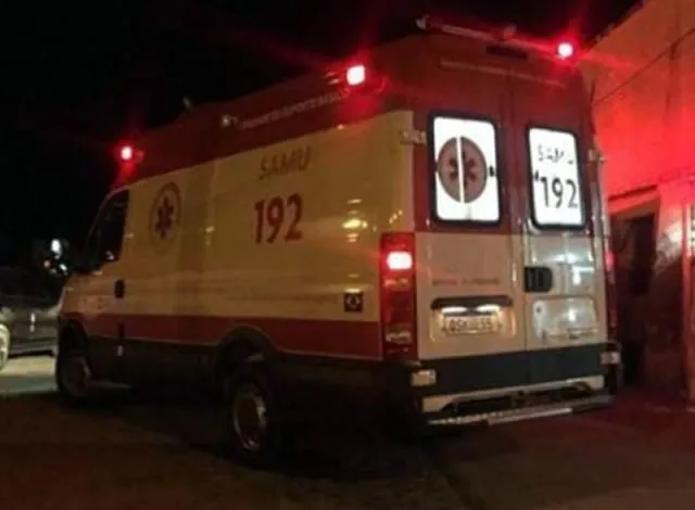 Motociclista fica ferido após atropelar cachorro em Aparecida