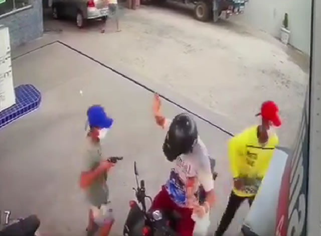 VÍDEO: Dupla armada pratica roubo em posto de combustíveis na cidade de Pombal