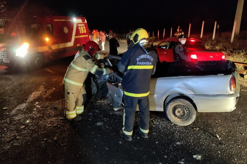 Homem morre e outro fica ferido em acidente envolvendo dois carros no Sertão da Paraíba