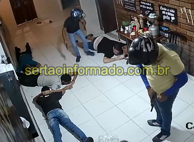 VÍDEO: Bandidos armados praticam roubo em bar na cidade de Sousa