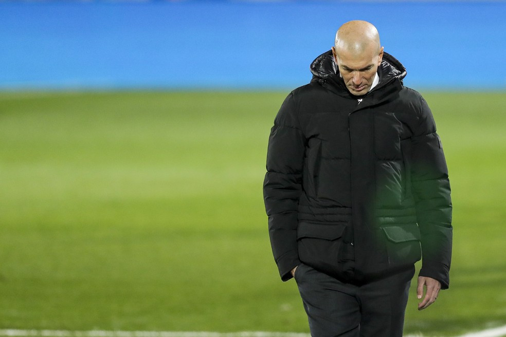 Zidane comunica ao Real Madrid que não vai seguir no clube, diz jornal
