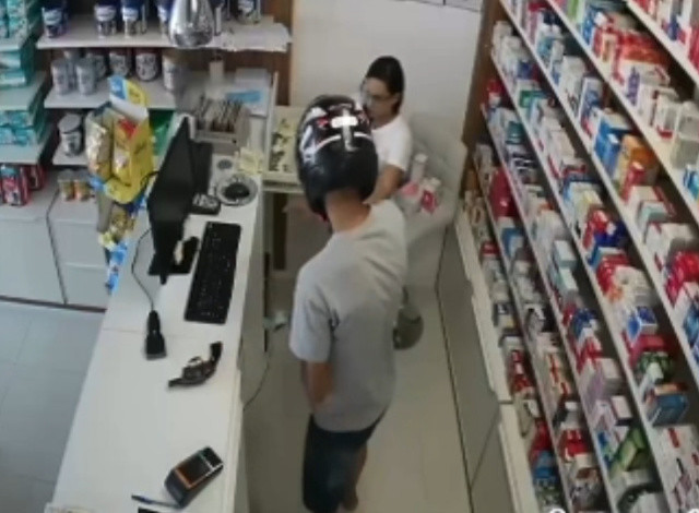 VÍDEO: Dupla armada pratica roubo em farmácia na cidade de Aparecida