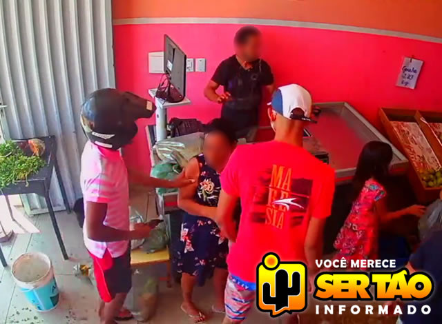 VÍDEO: Dupla armada pratica roubo em estabelecimento comercial na cidade de Sousa