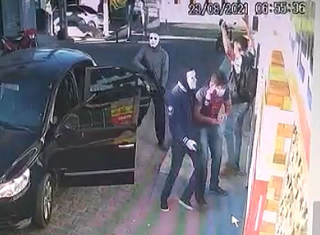 VÍDEOS: Bandidos mascarados e armados praticam roubo em Casa Lotérica em Nazarezinho