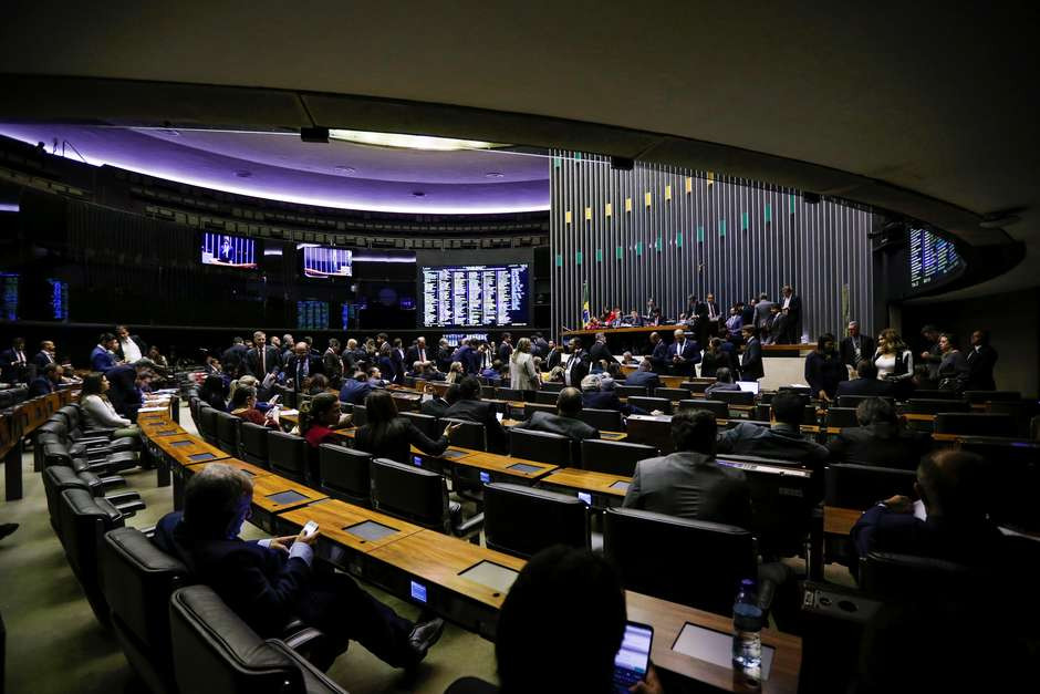 Câmara aprova texto-base da MP que eleva salário mínimo a R$ 1,1 mil (Foto: Adriano Machado / Reuters)