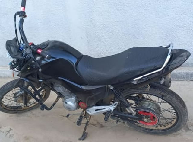 Moto roubada é localizada abandonada pela Polícia Militar na cidade de Sousa