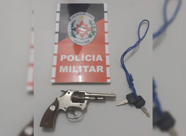 Polícia Militar apreende revólver com dupla durante abordagem no Centro de Sousa