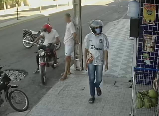 VÍDEO: Dupla armada pratica roubo em conveniência no Centro da cidade de Sousa