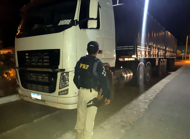 PRF apreende caminhão que transportava mais de 50 toneladas de madeira ilegal em Pombal