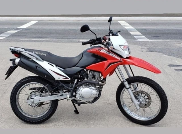 Homem tem moto roubada por dupla armada na zona rural de Santa Cruz