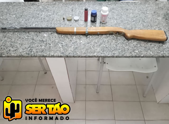 Homem é levado à delegacia após ser flagrado com espingarda em Sousa