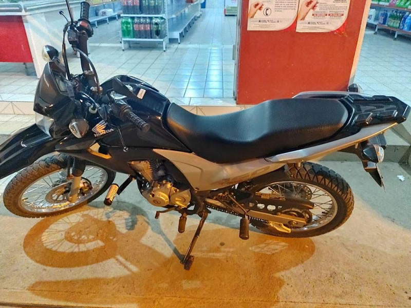Comerciante é alvejado com tiro de arma de fogo e tem moto roubada por bandidos em Aparecida