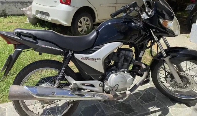 Motocicleta roubada é recuperada pela Polícia Militar na cidade de Pombal