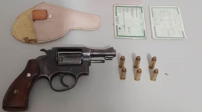 Em Patos: Polícia Militar apreende arma de fogo e munições em porta-malas de carro