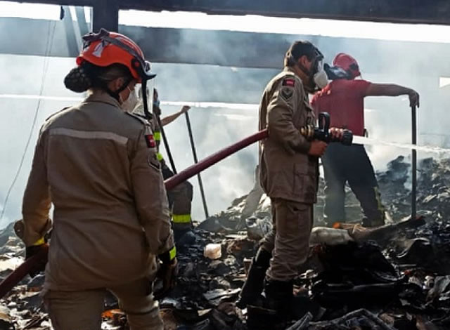 VÍDEO: Corpo de bombeiros combate incêndio em sucata na cidade de Pombal