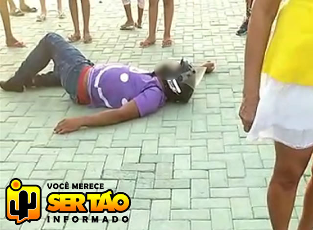 VÍDEO: Popular fica ferido em acidente envolvendo carro e moto na cidade de Sousa