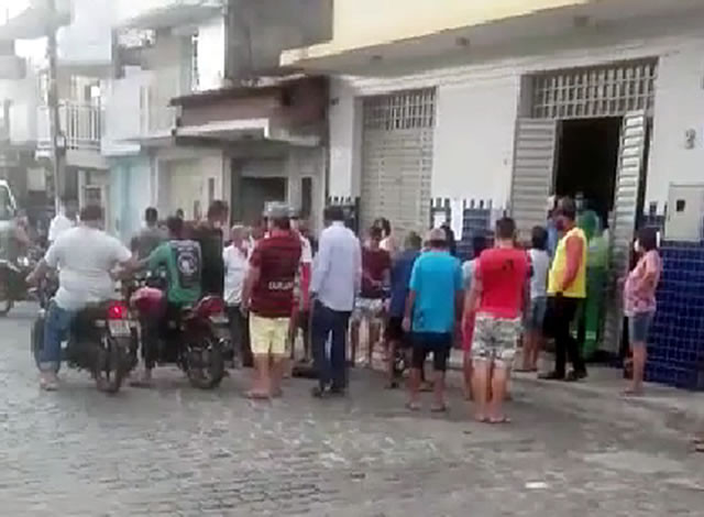 VÍDEO: Dupla armada pratica roubo em mercadinho na cidade de Nazarezinho
