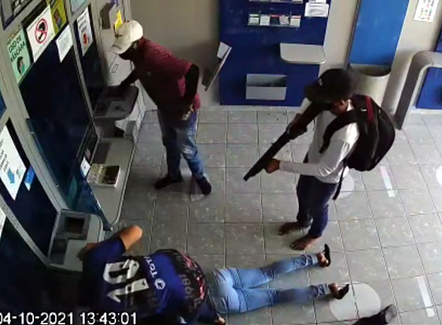 VÍDEO: Bandidos armados tentam praticar roubo em Casa Lotérica na cidade de Aparecida