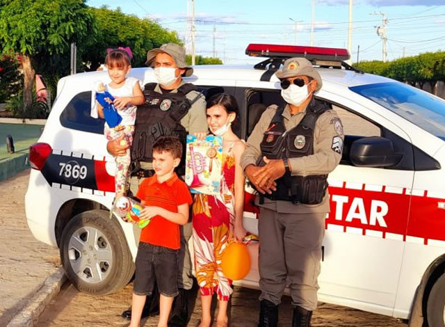 PM distribui alimentos e brinquedos para famílias carentes na área do 12º Batalhão, com sede em Catolé do Rocha