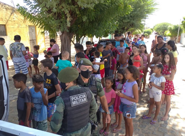 Polícia Militar distribui brinquedos e cestas básicas para crianças de comunidades carentes em Patos