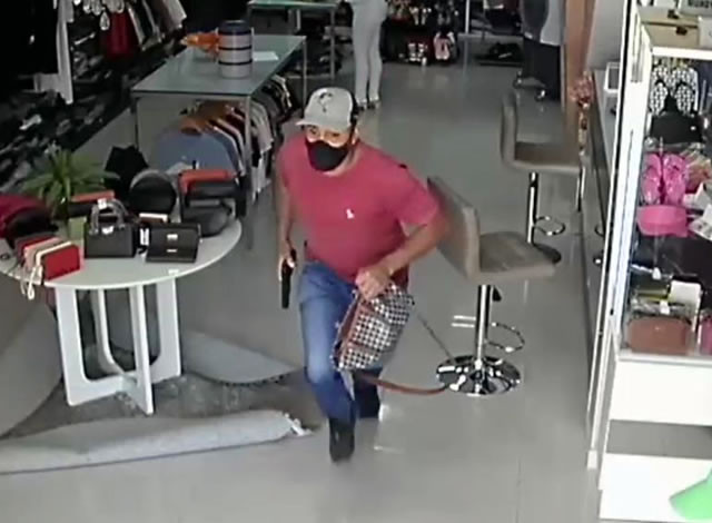 VÍDEO: Dupla armada pratica roubo em loja de roupas na cidade de Sousa