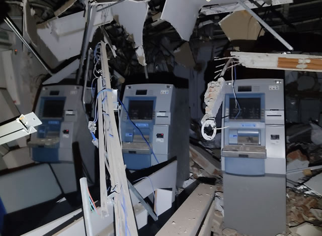 Criminosos explodem caixas eletrônicos de agência bancária na cidade de Paulista