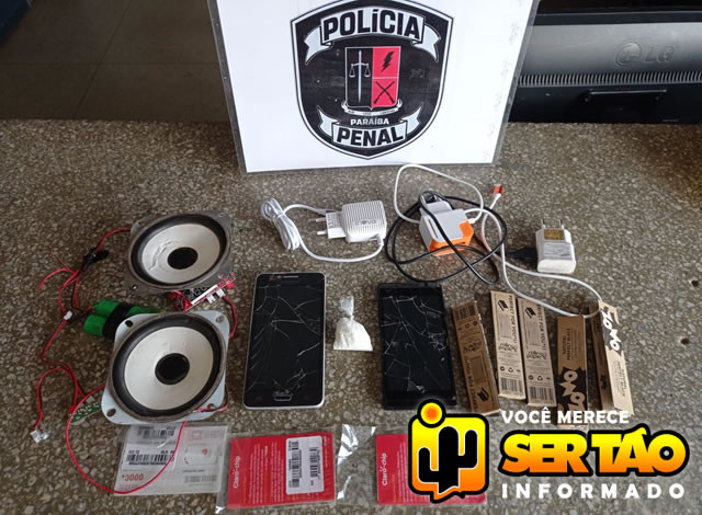 Polícia Militar e Penal apreendem drogas, celulares e carregadores arremessados à Colônia Penal de Sousa