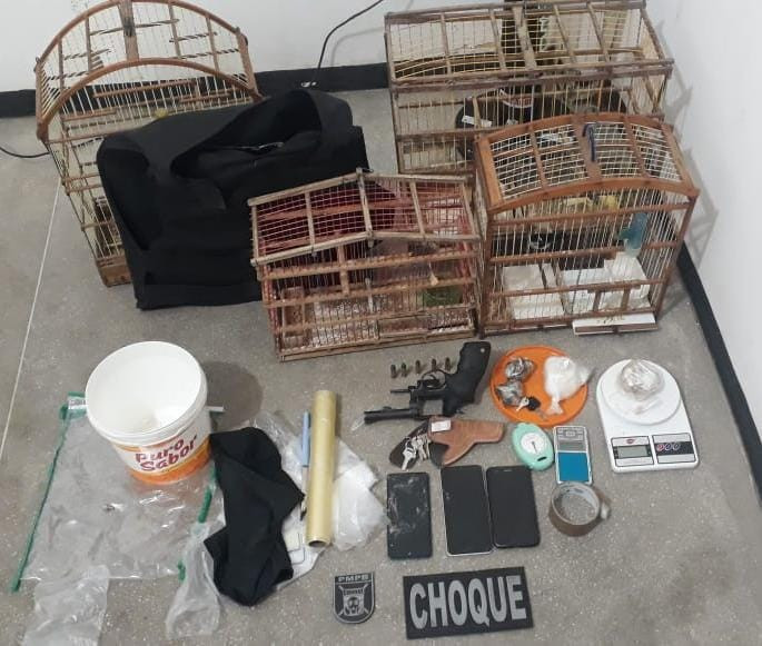 Polícia Militar prende cinco pessoas com drogas, armas e munições em Cajazeiras