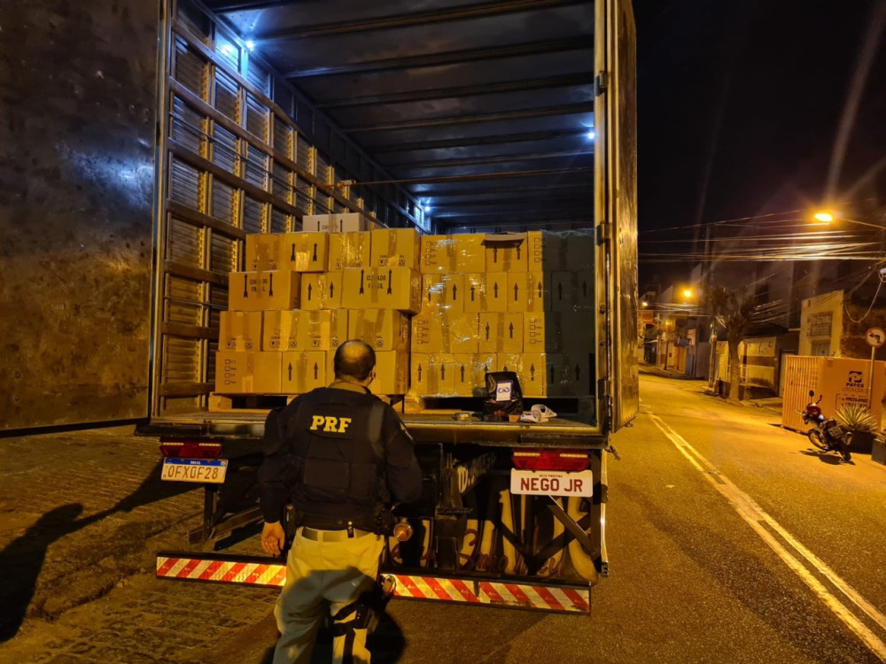 PRF apreende carga de mercadorias sem nota fiscal avaliada em um milhão de reais em Pombal